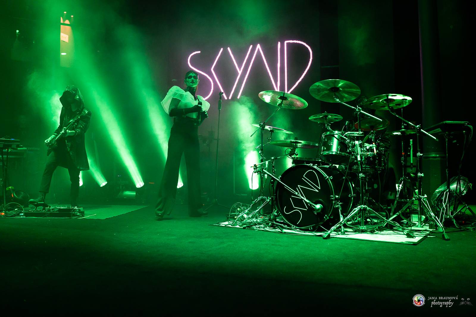 Dramatický, mrazivý i opředený záhadami. Takový byl koncert Skynd v pražském SaSaZu