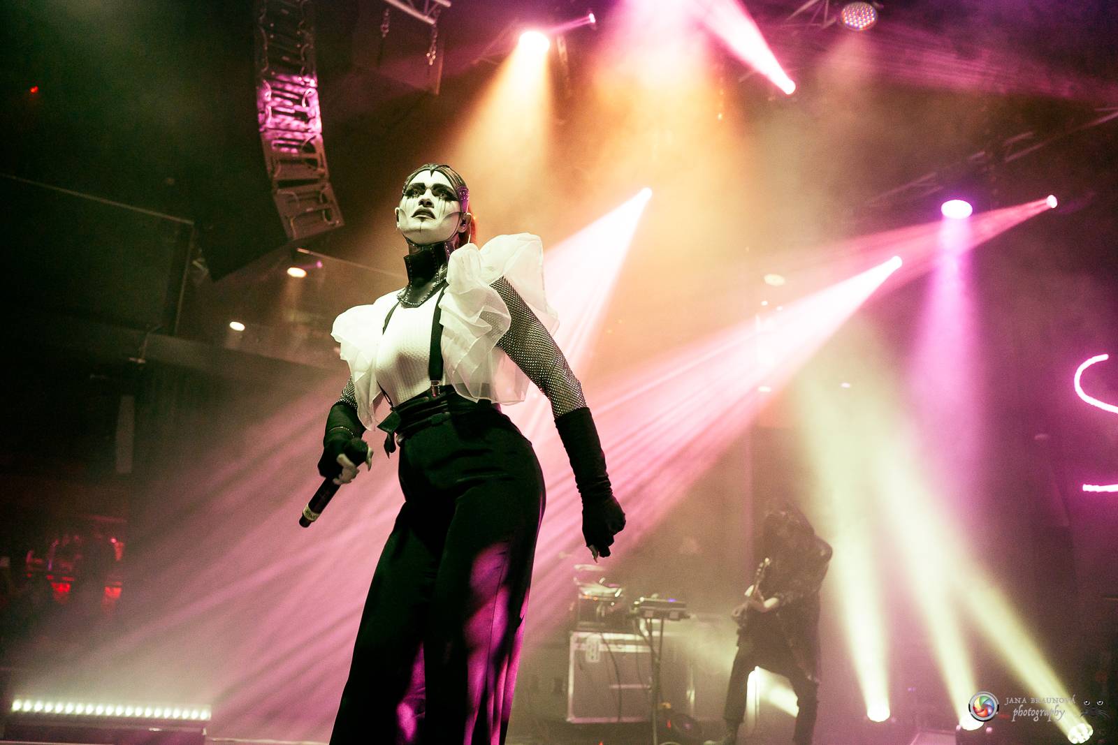 Dramatický, mrazivý i opředený záhadami. Takový byl koncert Skynd v pražském SaSaZu