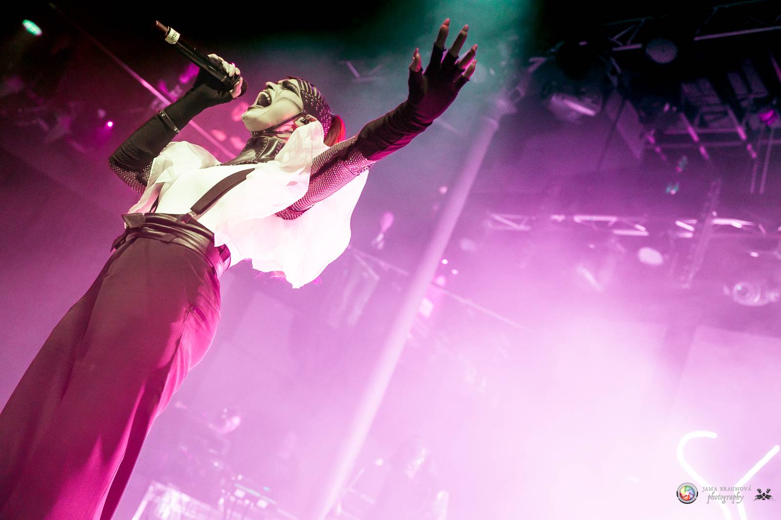 Dramatický, mrazivý i opředený záhadami. Takový byl koncert Skynd v pražském SaSaZu