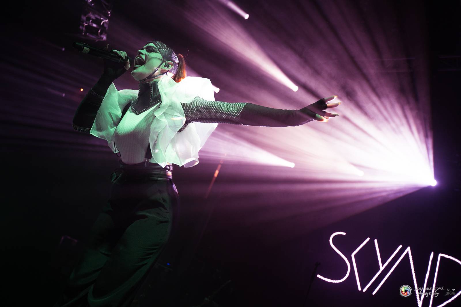 Dramatický, mrazivý i opředený záhadami. Takový byl koncert Skynd v pražském SaSaZu