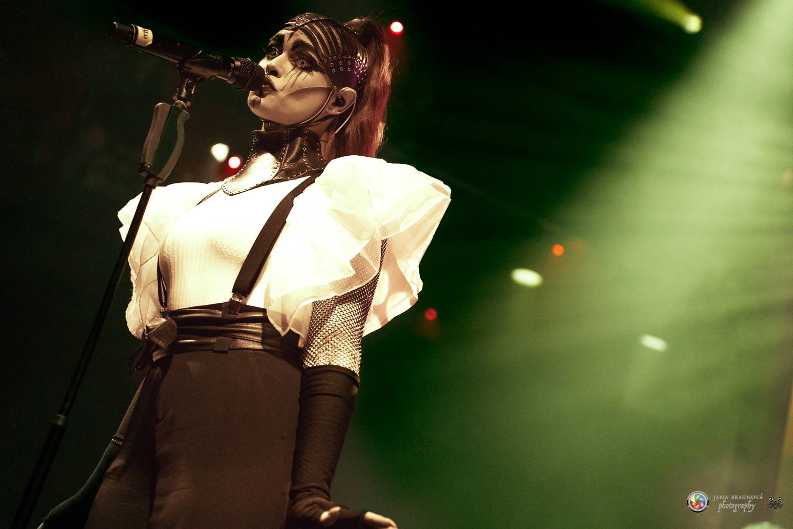 Dramatický, mrazivý i opředený záhadami. Takový byl koncert Skynd v pražském SaSaZu