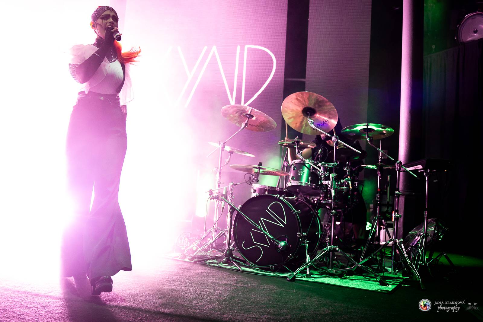 Dramatický, mrazivý i opředený záhadami. Takový byl koncert Skynd v pražském SaSaZu