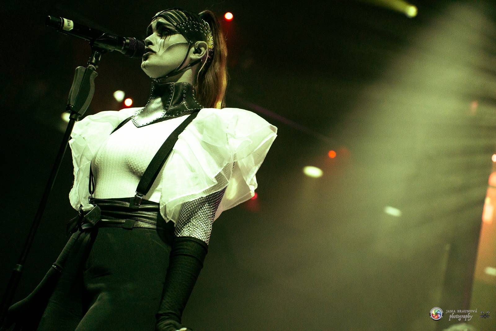 Dramatický, mrazivý i opředený záhadami. Takový byl koncert Skynd v pražském SaSaZu