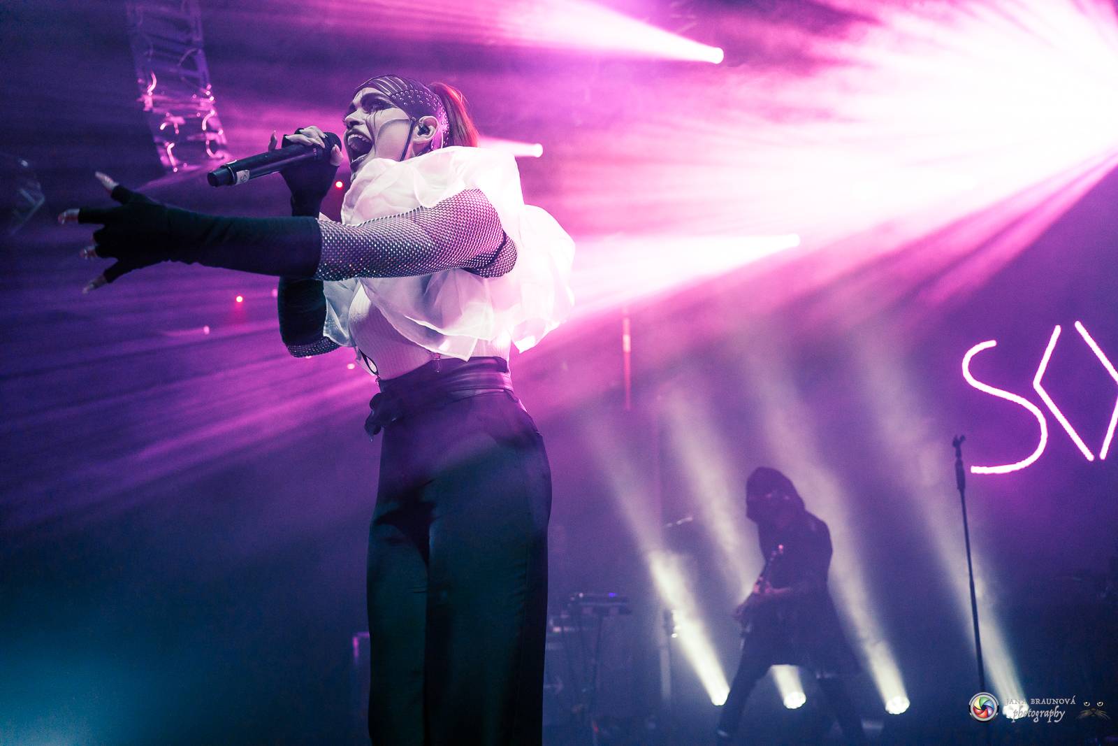 Dramatický, mrazivý i opředený záhadami. Takový byl koncert Skynd v pražském SaSaZu