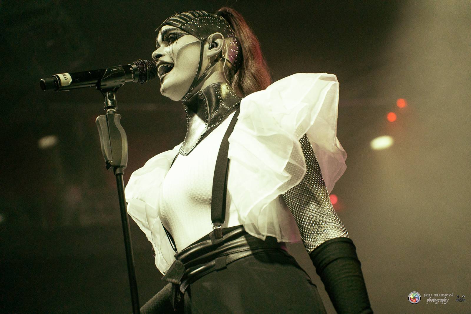 Dramatický, mrazivý i opředený záhadami. Takový byl koncert Skynd v pražském SaSaZu