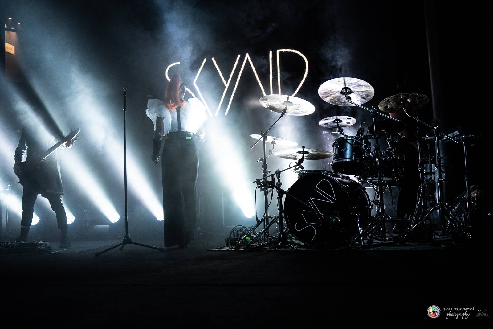 Dramatický, mrazivý i opředený záhadami. Takový byl koncert Skynd v pražském SaSaZu