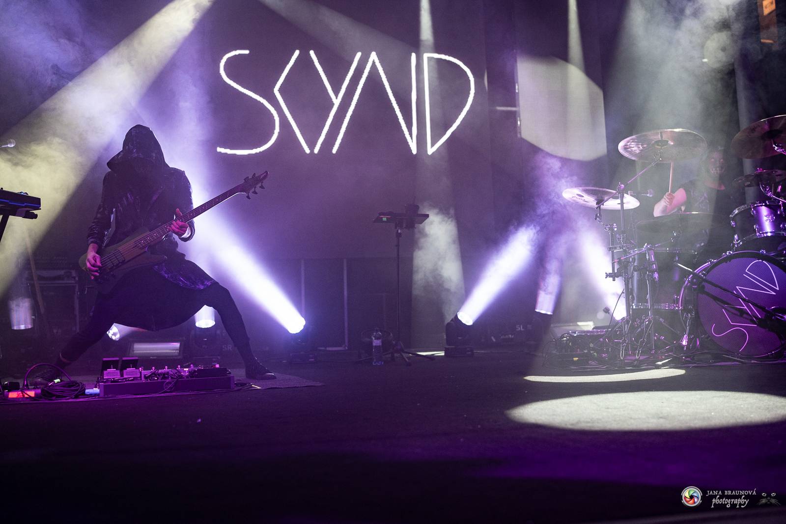 Dramatický, mrazivý i opředený záhadami. Takový byl koncert Skynd v pražském SaSaZu