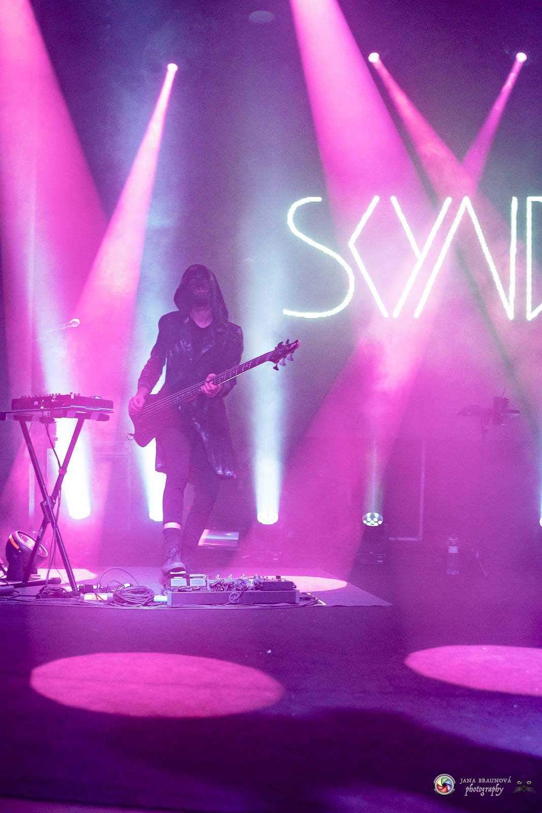 Dramatický, mrazivý i opředený záhadami. Takový byl koncert Skynd v pražském SaSaZu