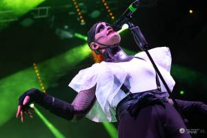 Dramatický, mrazivý i opředený záhadami. Takový byl koncert Skynd v pražském SaSaZu