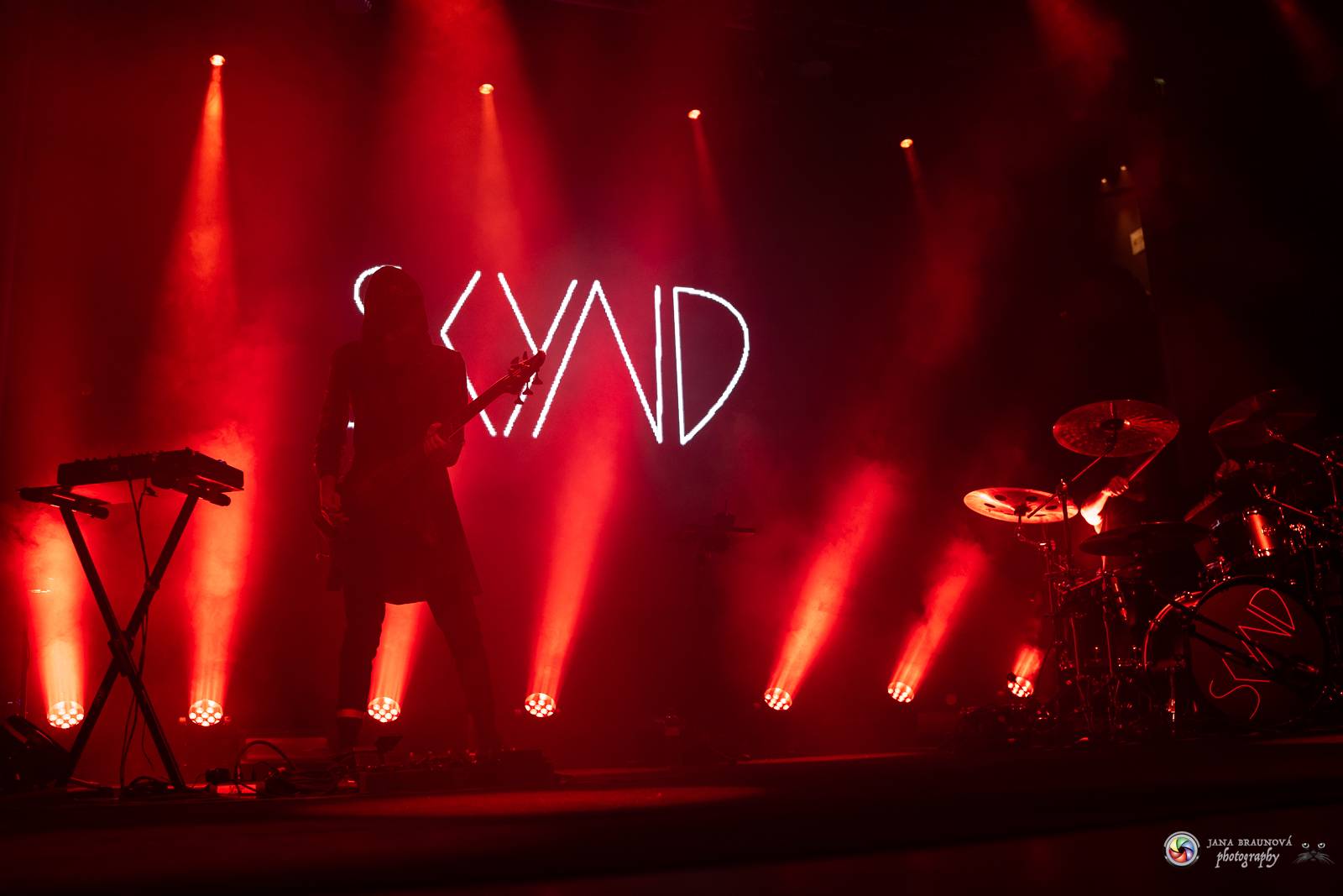 Dramatický, mrazivý i opředený záhadami. Takový byl koncert Skynd v pražském SaSaZu