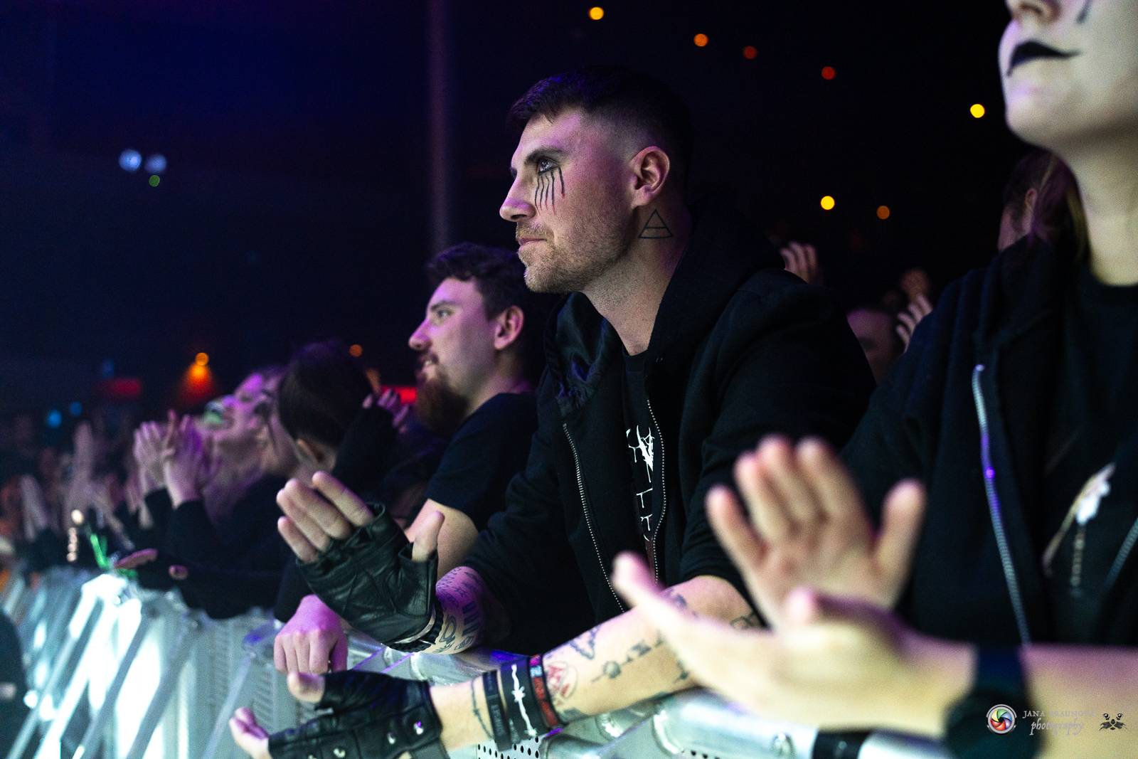 Dramatický, mrazivý i opředený záhadami. Takový byl koncert Skynd v pražském SaSaZu