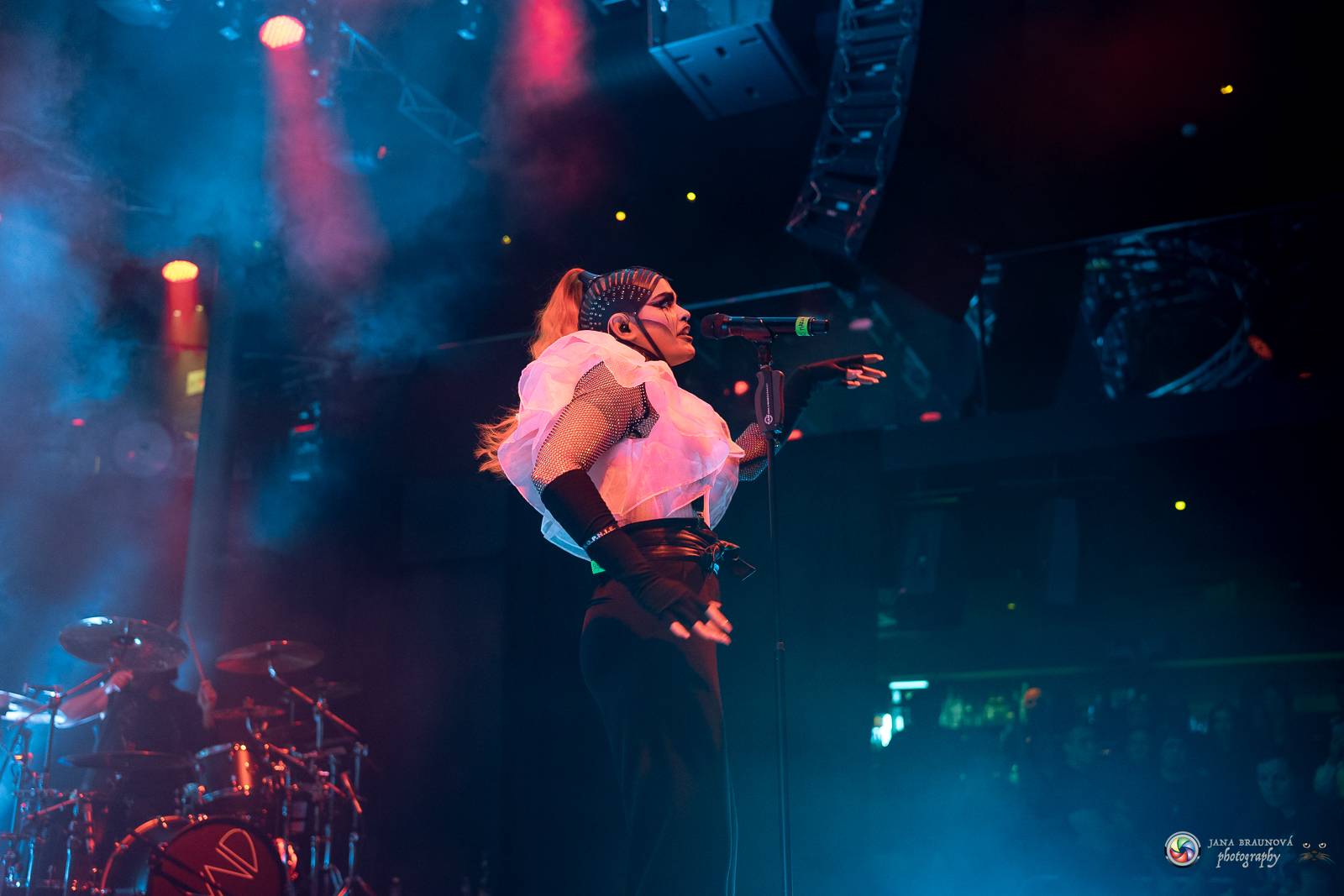 Dramatický, mrazivý i opředený záhadami. Takový byl koncert Skynd v pražském SaSaZu