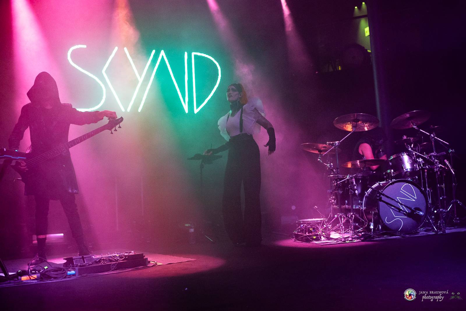 Dramatický, mrazivý i opředený záhadami. Takový byl koncert Skynd v pražském SaSaZu