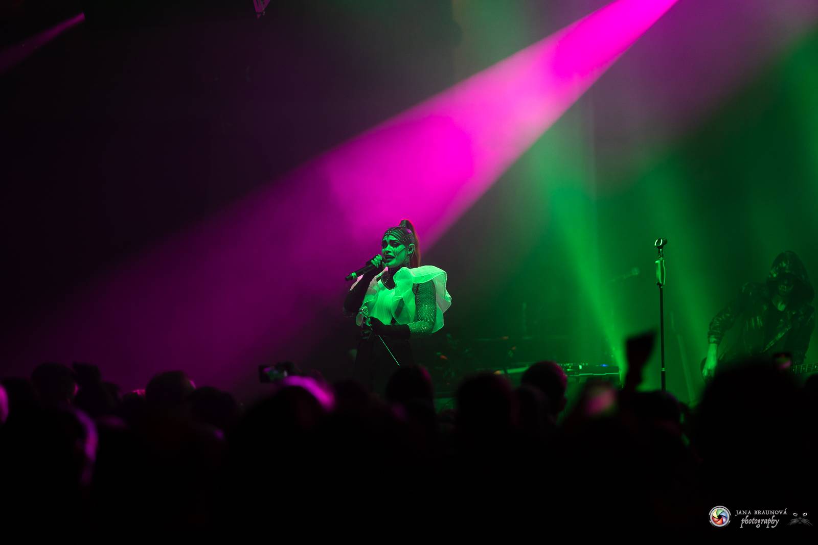 Dramatický, mrazivý i opředený záhadami. Takový byl koncert Skynd v pražském SaSaZu