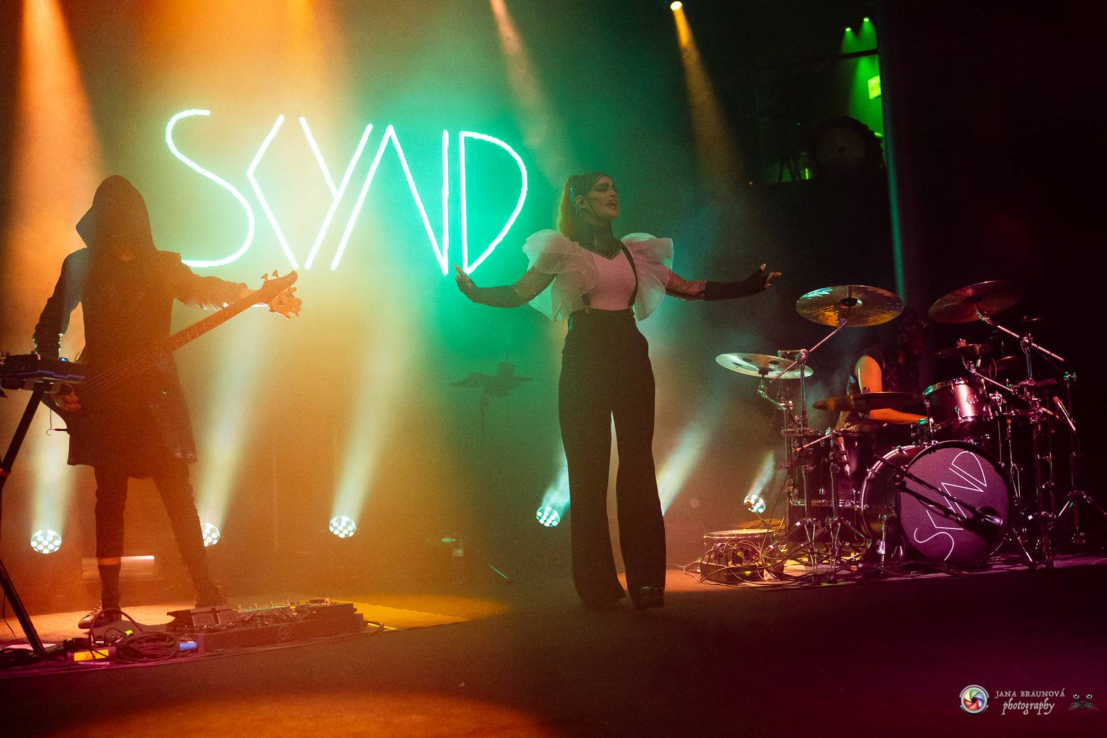 Dramatický, mrazivý i opředený záhadami. Takový byl koncert Skynd v pražském SaSaZu