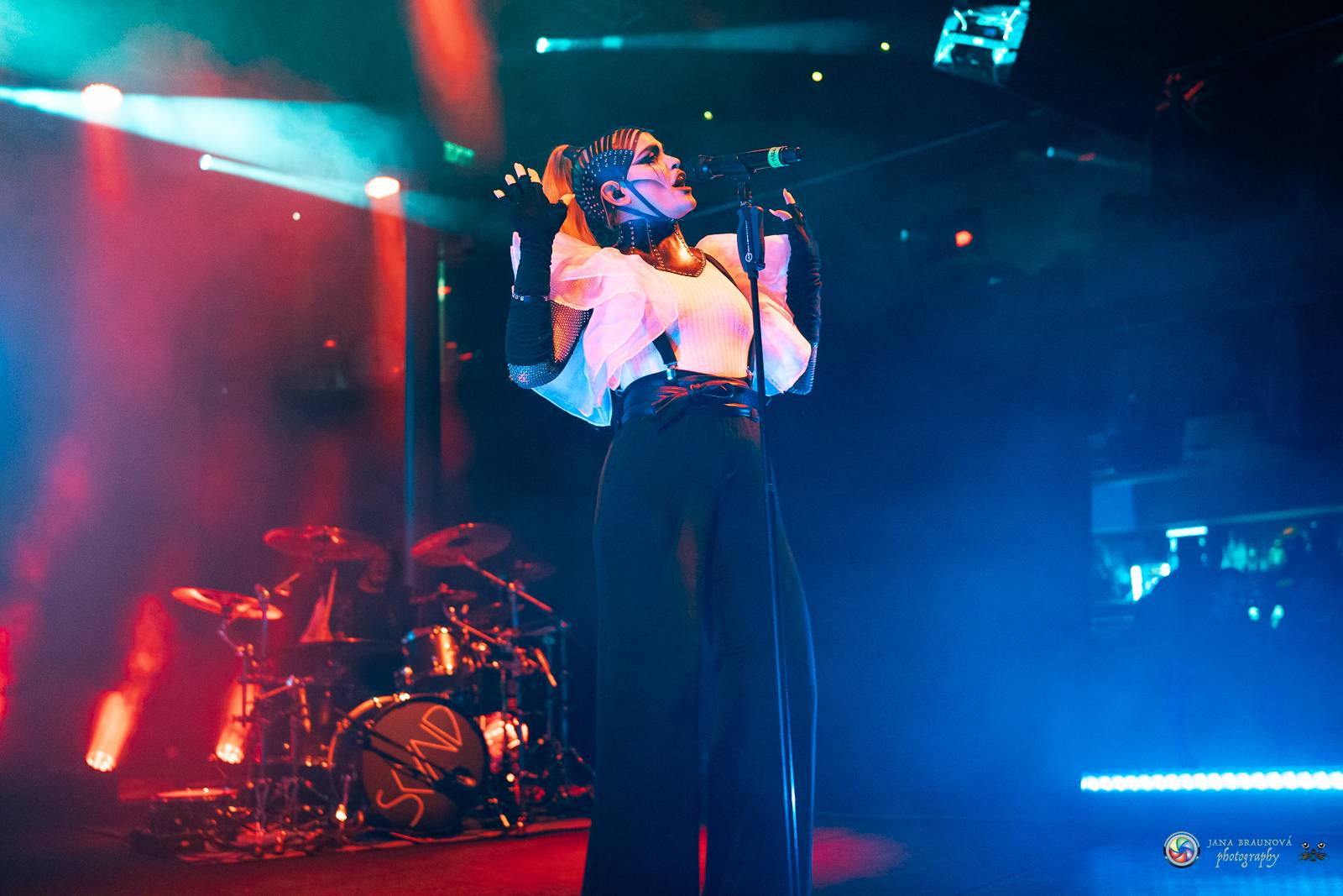 Dramatický, mrazivý i opředený záhadami. Takový byl koncert Skynd v pražském SaSaZu