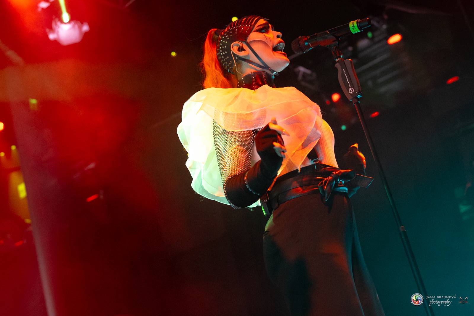 Dramatický, mrazivý i opředený záhadami. Takový byl koncert Skynd v pražském SaSaZu