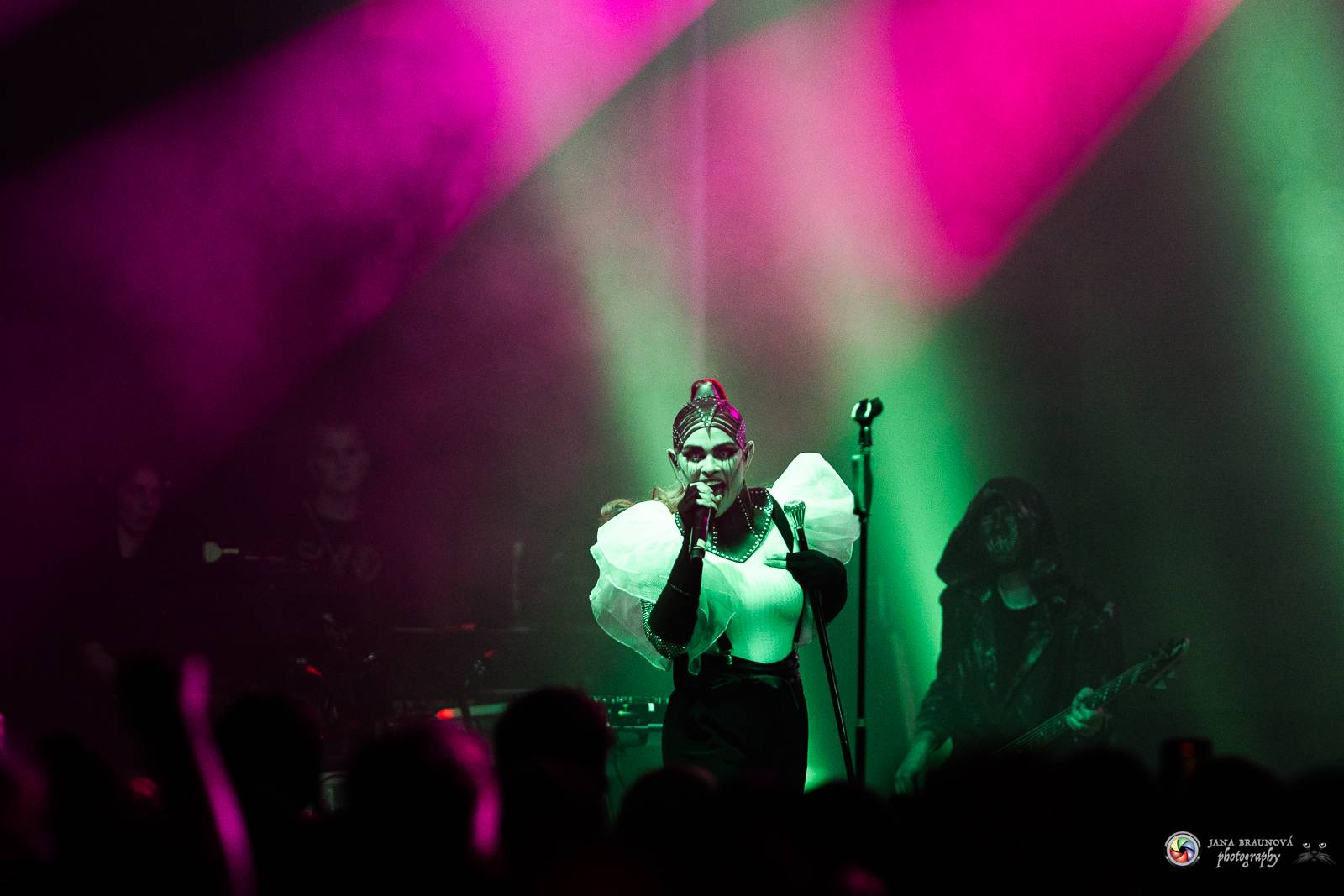 Dramatický, mrazivý i opředený záhadami. Takový byl koncert Skynd v pražském SaSaZu