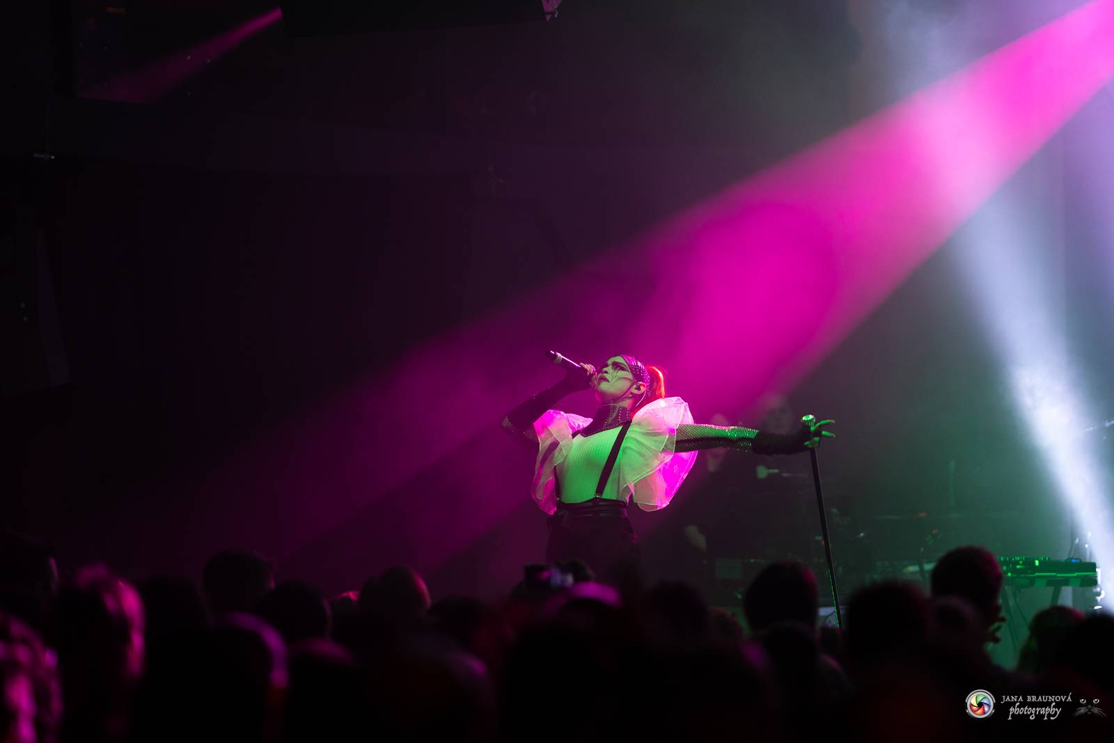 Dramatický, mrazivý i opředený záhadami. Takový byl koncert Skynd v pražském SaSaZu