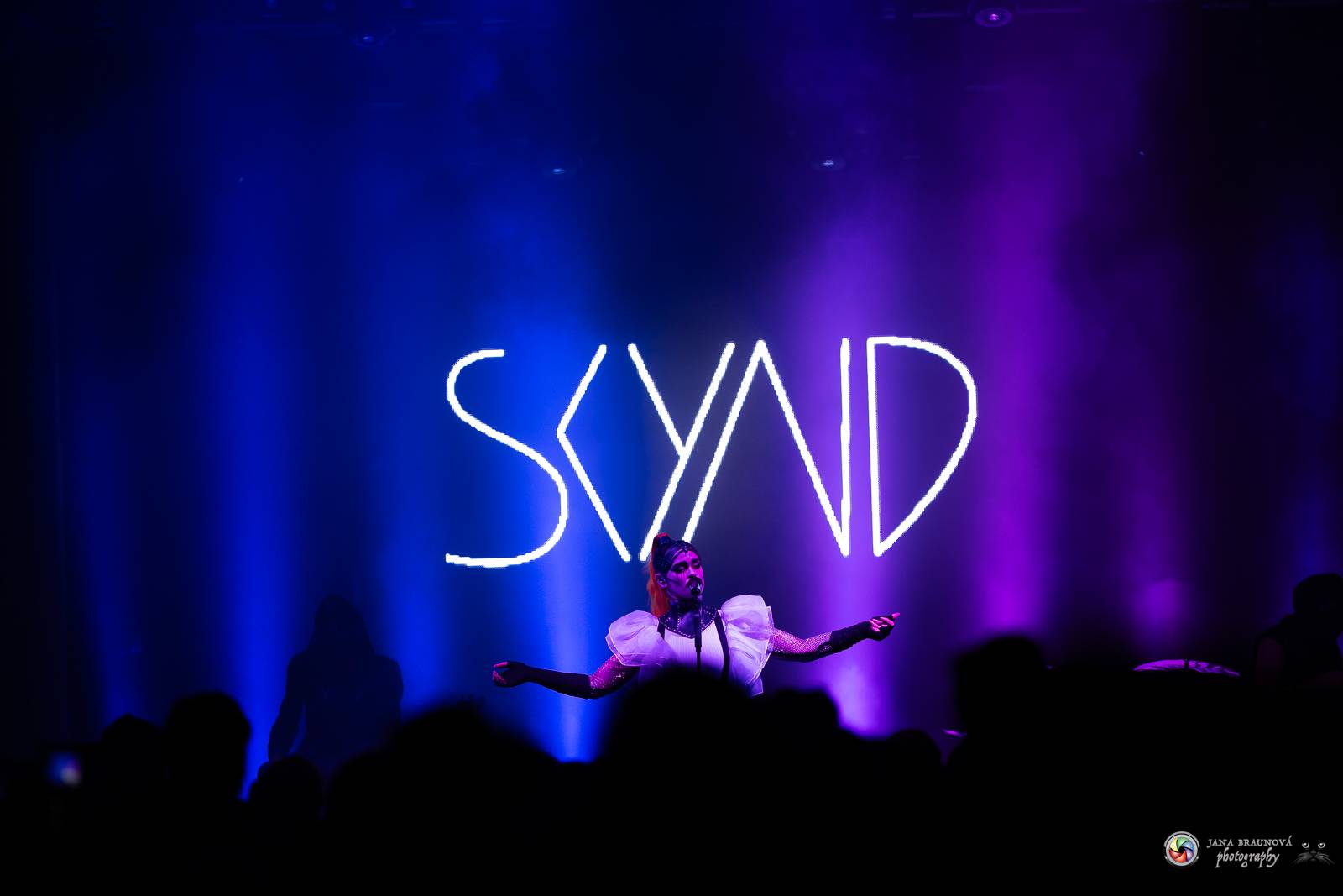 Dramatický, mrazivý i opředený záhadami. Takový byl koncert Skynd v pražském SaSaZu