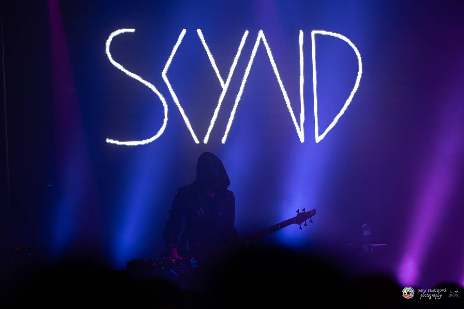 Dramatický, mrazivý i opředený záhadami. Takový byl koncert Skynd v pražském SaSaZu