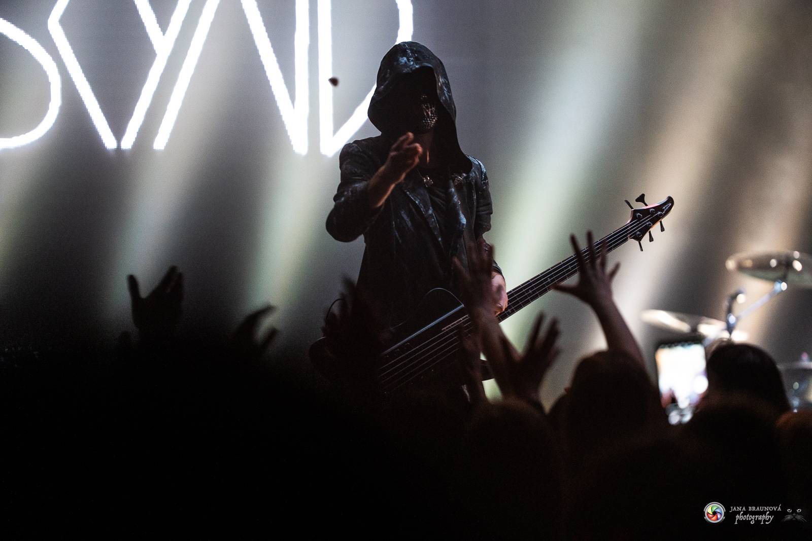 Dramatický, mrazivý i opředený záhadami. Takový byl koncert Skynd v pražském SaSaZu