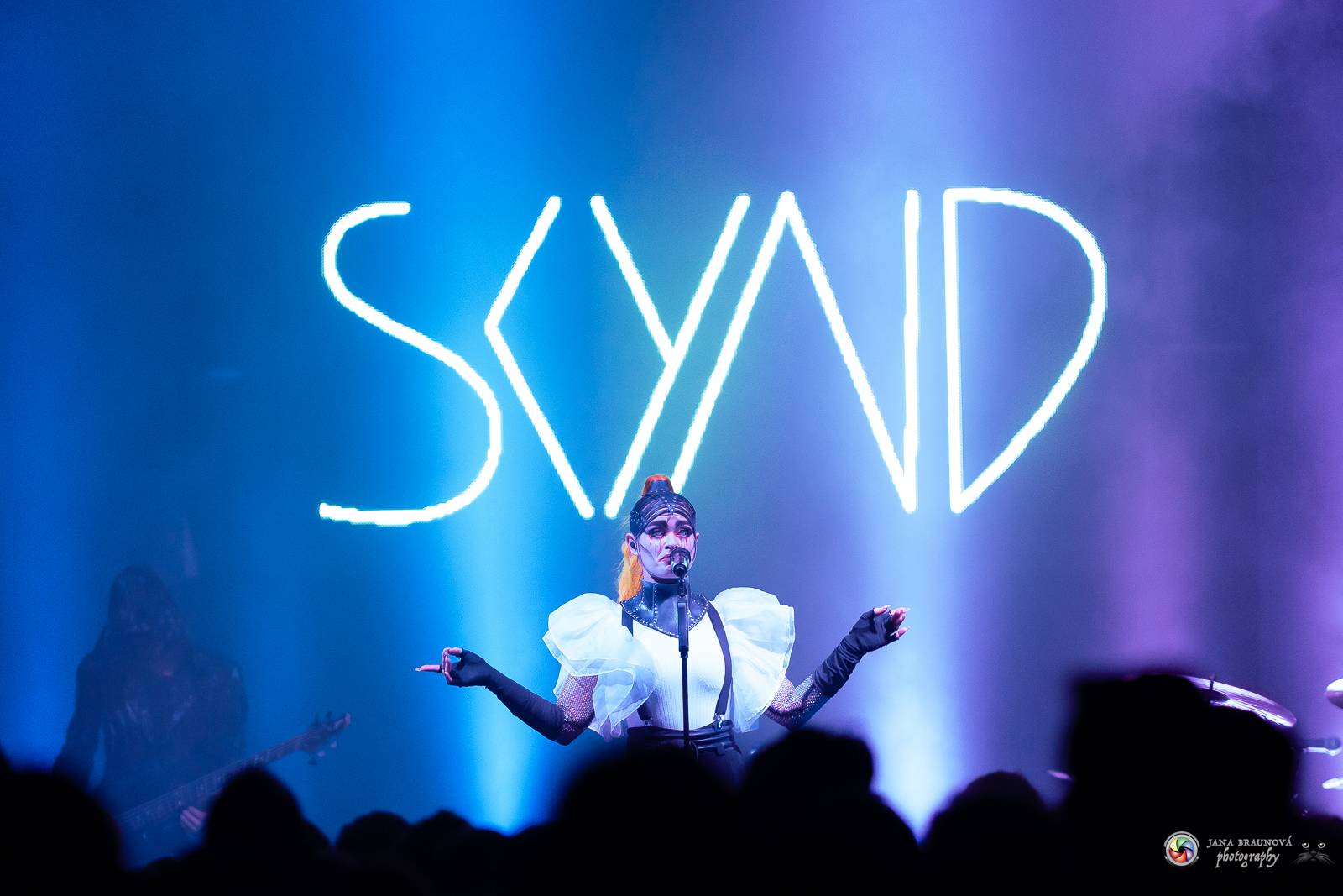 Dramatický, mrazivý i opředený záhadami. Takový byl koncert Skynd v pražském SaSaZu