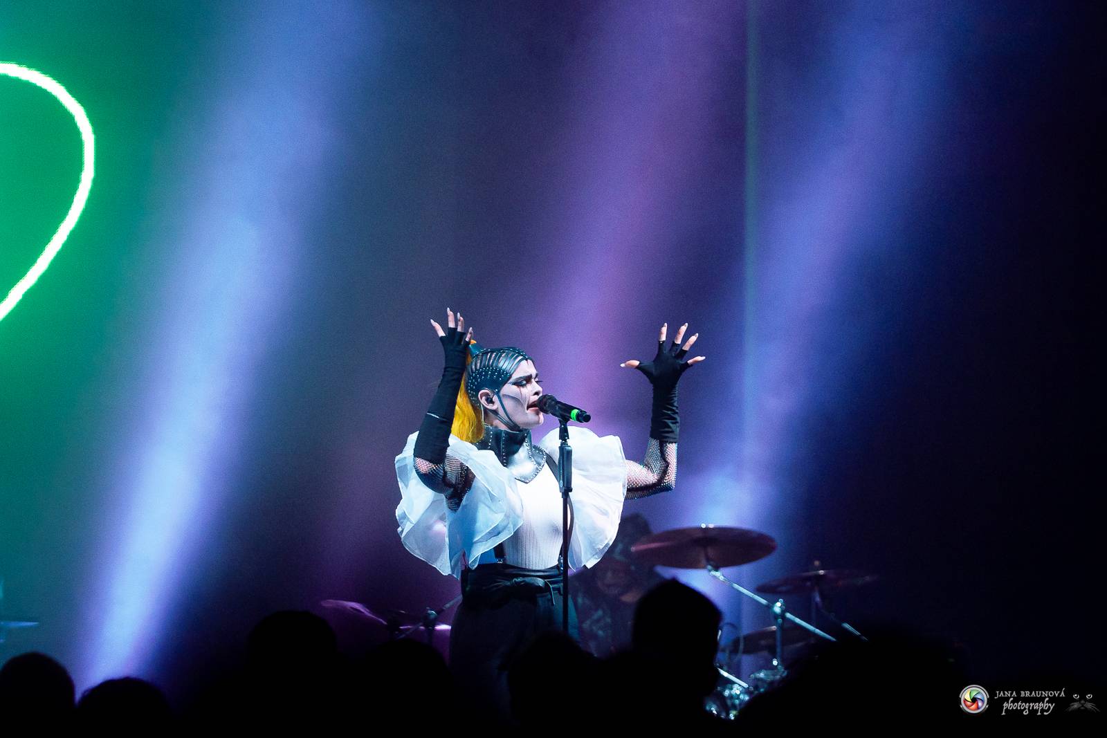 Dramatický, mrazivý i opředený záhadami. Takový byl koncert Skynd v pražském SaSaZu