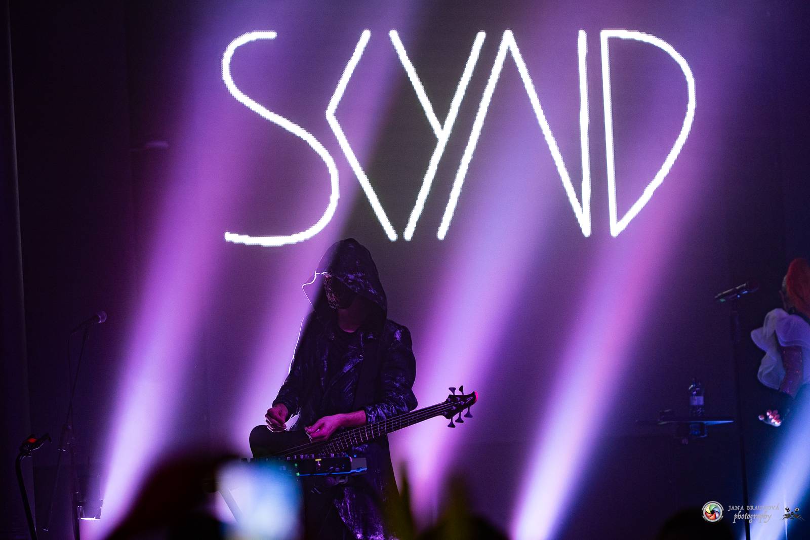 Dramatický, mrazivý i opředený záhadami. Takový byl koncert Skynd v pražském SaSaZu