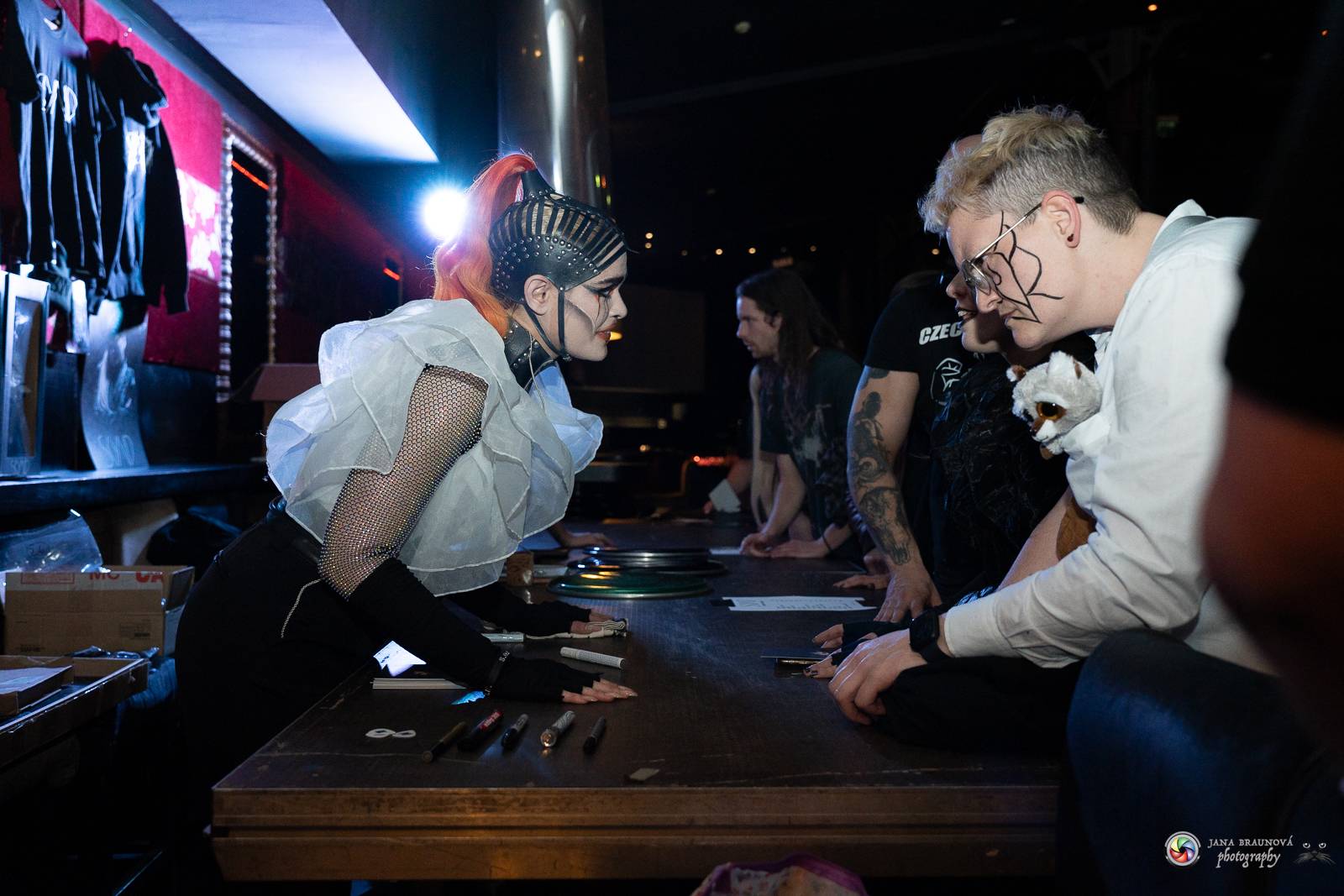 Dramatický, mrazivý i opředený záhadami. Takový byl koncert Skynd v pražském SaSaZu