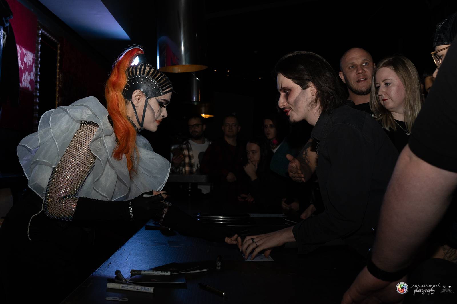 Dramatický, mrazivý i opředený záhadami. Takový byl koncert Skynd v pražském SaSaZu