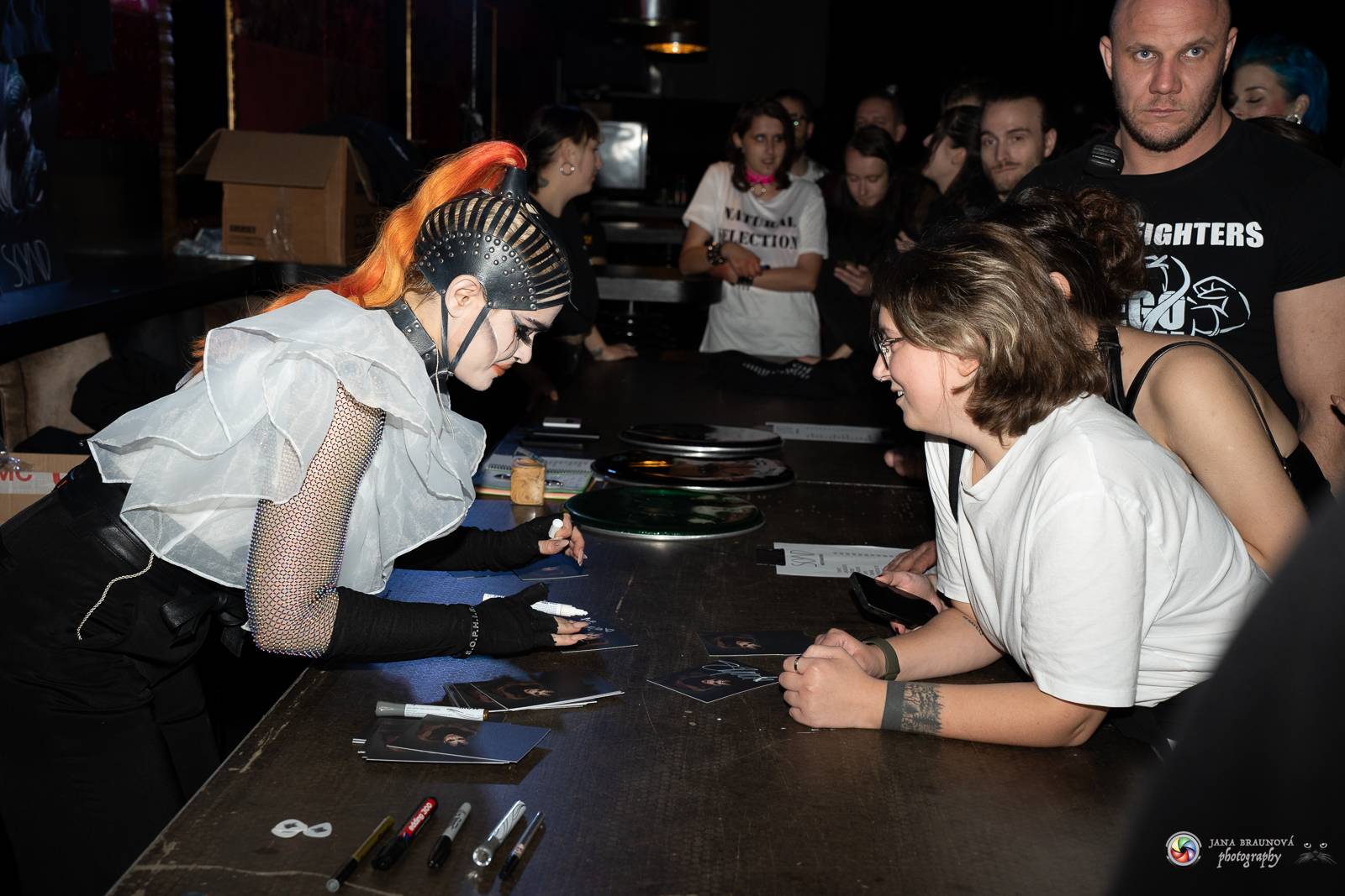 Dramatický, mrazivý i opředený záhadami. Takový byl koncert Skynd v pražském SaSaZu