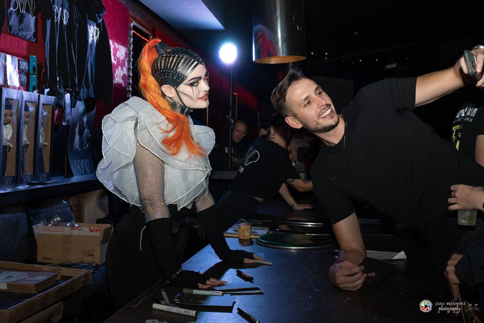 Dramatický, mrazivý i opředený záhadami. Takový byl koncert Skynd v pražském SaSaZu