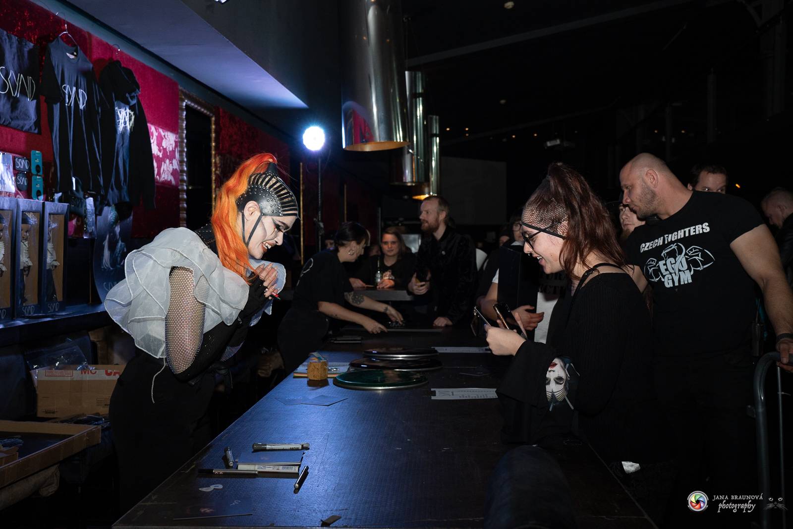 Dramatický, mrazivý i opředený záhadami. Takový byl koncert Skynd v pražském SaSaZu