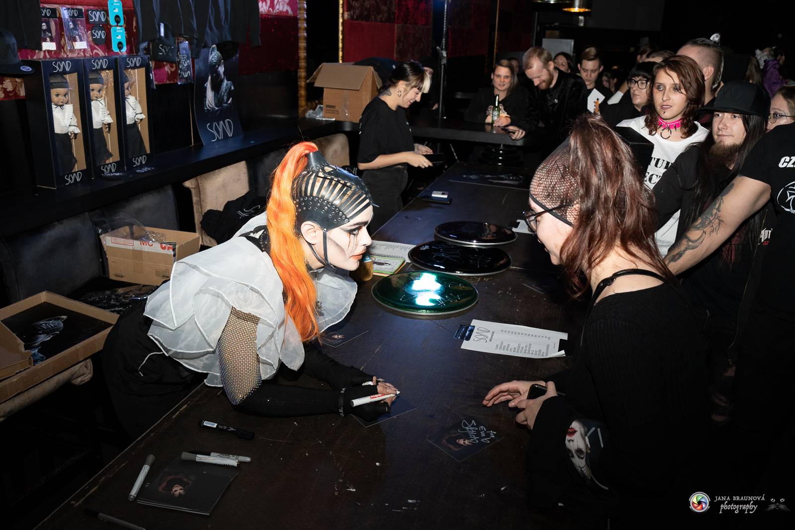 Dramatický, mrazivý i opředený záhadami. Takový byl koncert Skynd v pražském SaSaZu