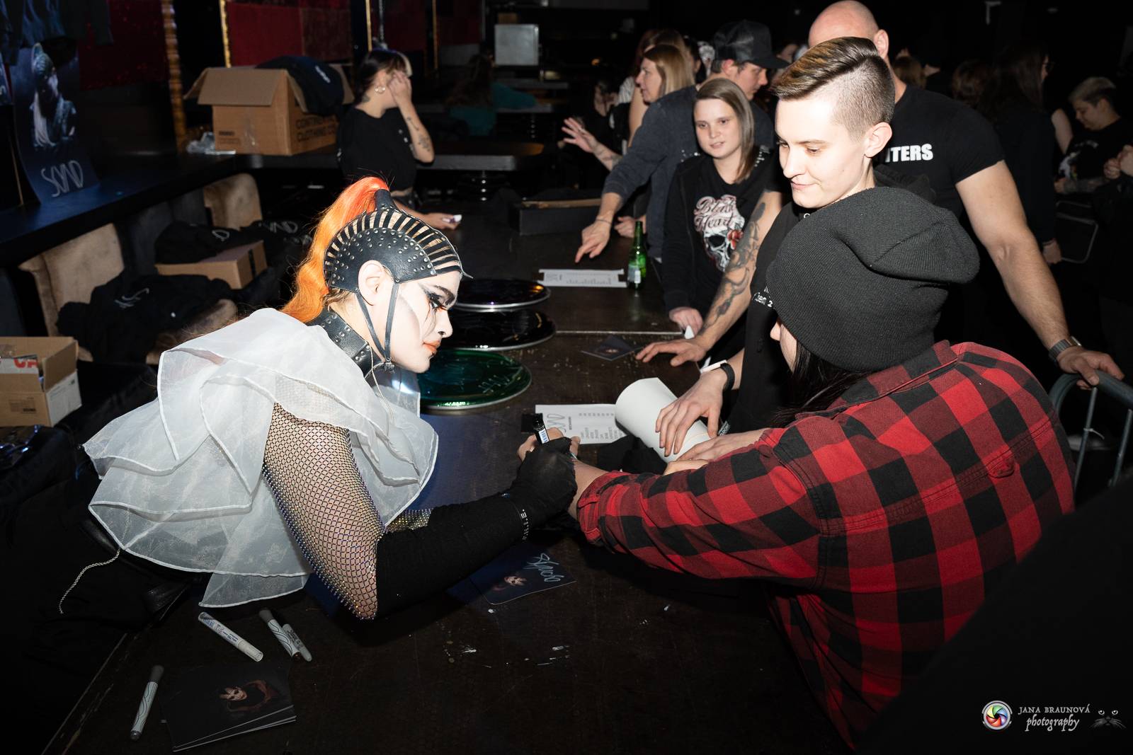 Dramatický, mrazivý i opředený záhadami. Takový byl koncert Skynd v pražském SaSaZu