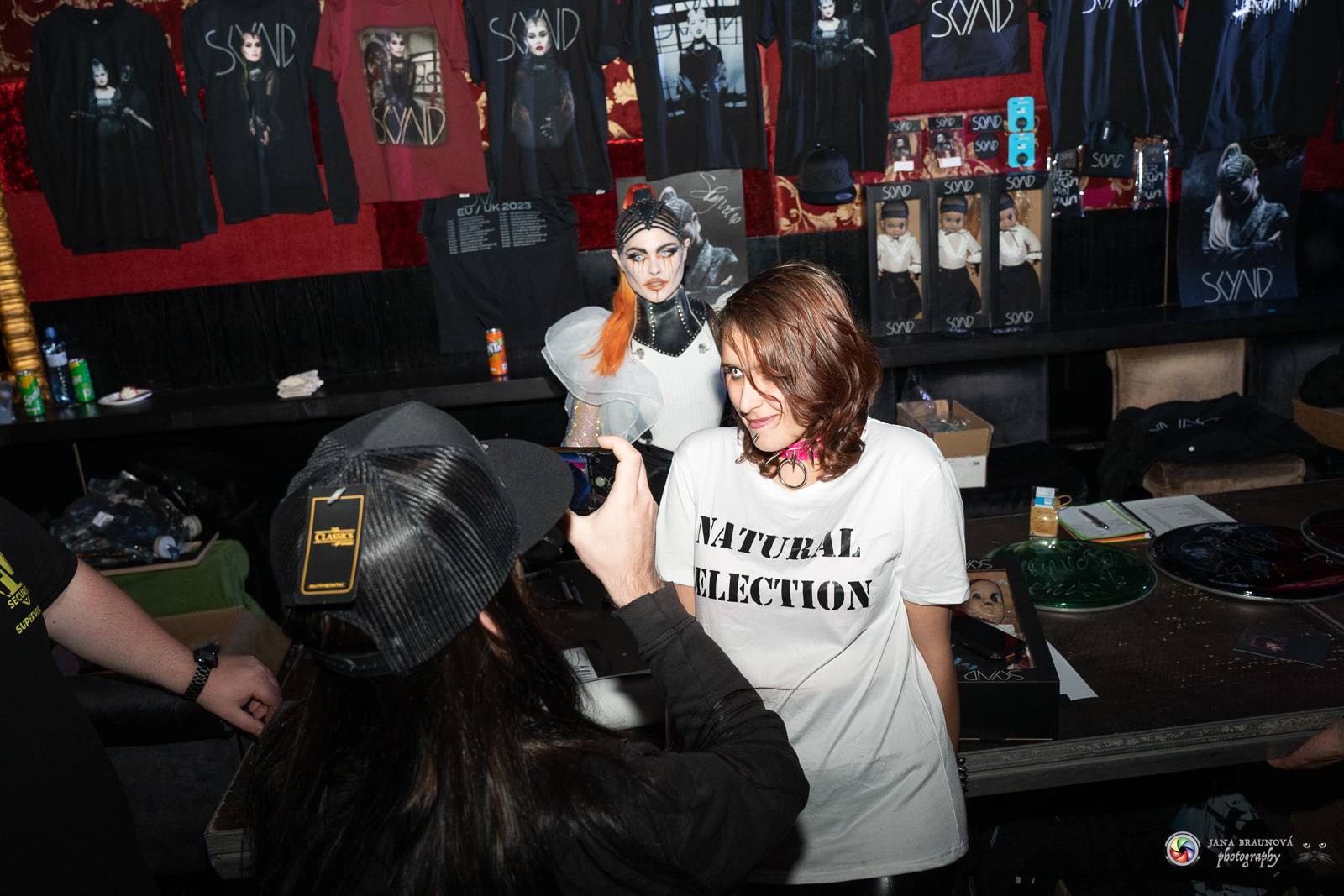 Dramatický, mrazivý i opředený záhadami. Takový byl koncert Skynd v pražském SaSaZu