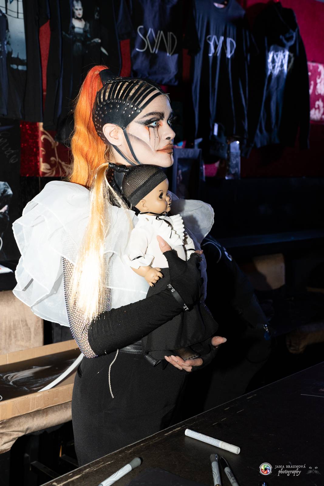 Dramatický, mrazivý i opředený záhadami. Takový byl koncert Skynd v pražském SaSaZu