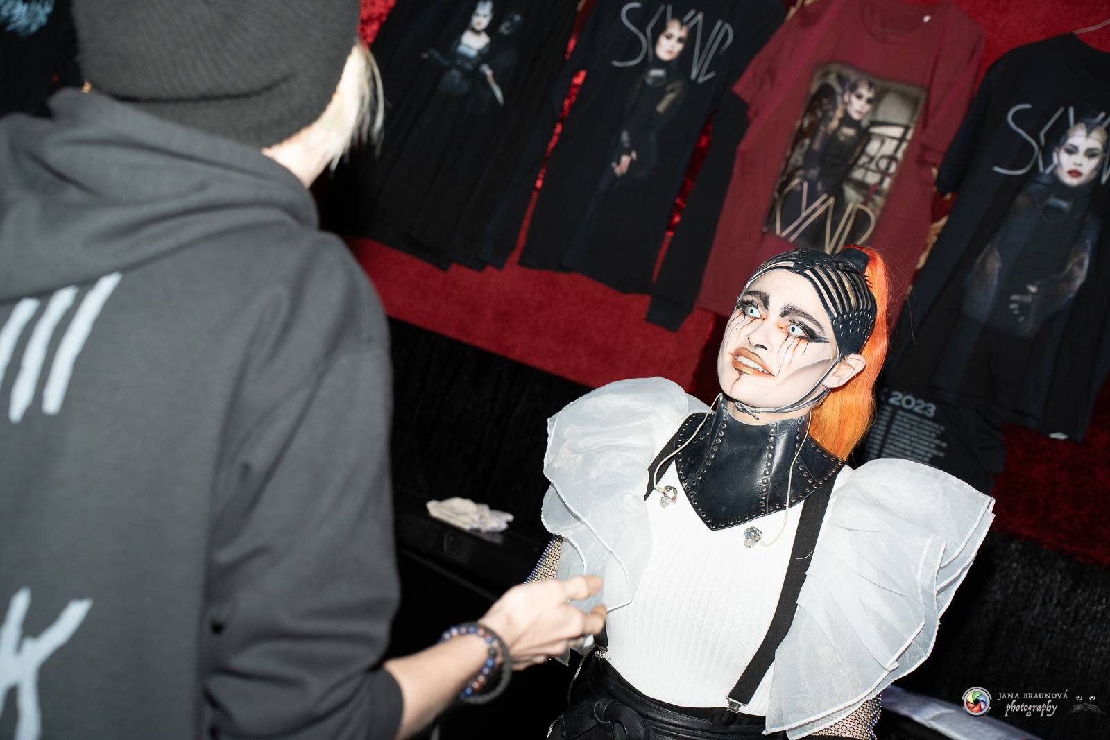 Dramatický, mrazivý i opředený záhadami. Takový byl koncert Skynd v pražském SaSaZu