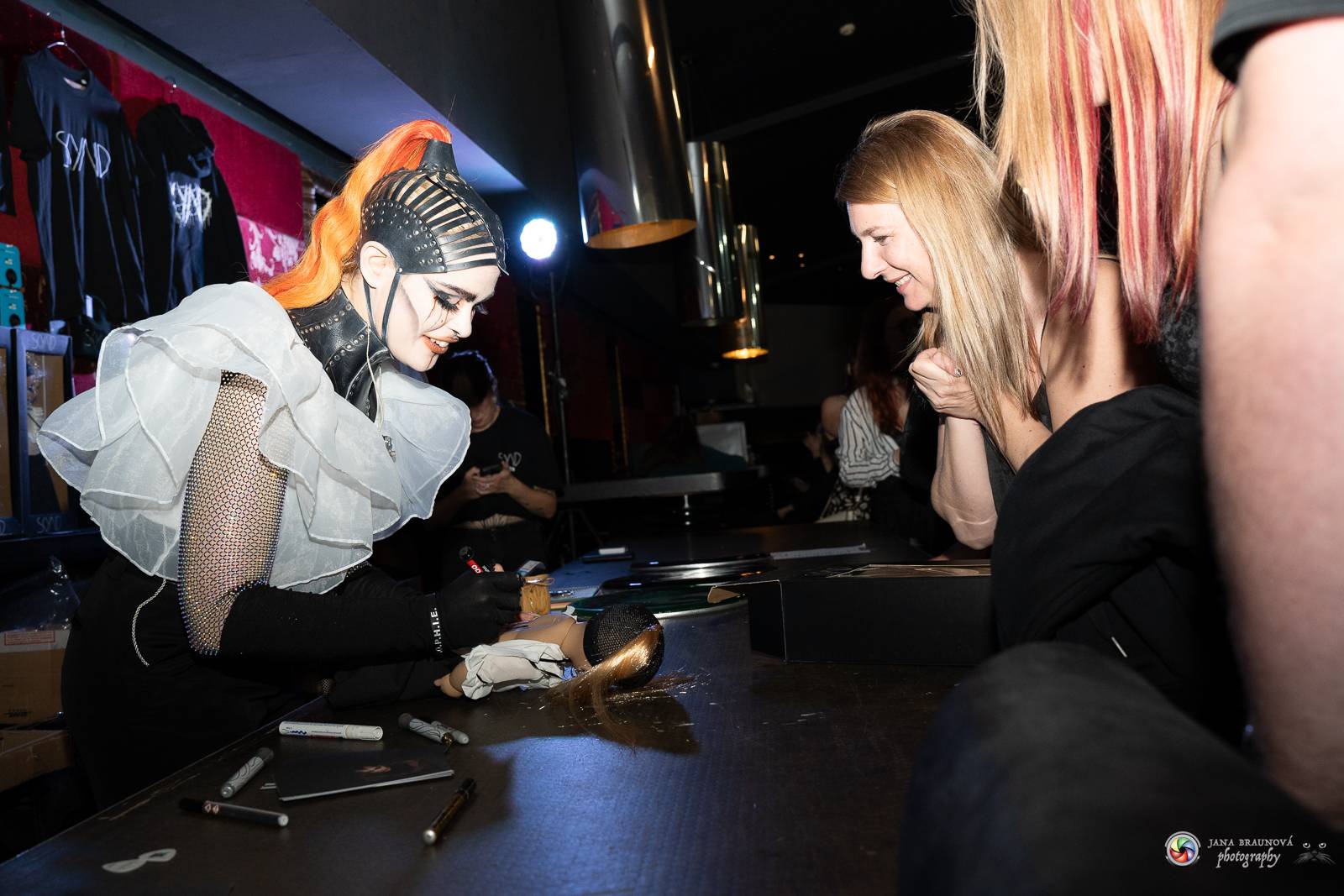 Dramatický, mrazivý i opředený záhadami. Takový byl koncert Skynd v pražském SaSaZu