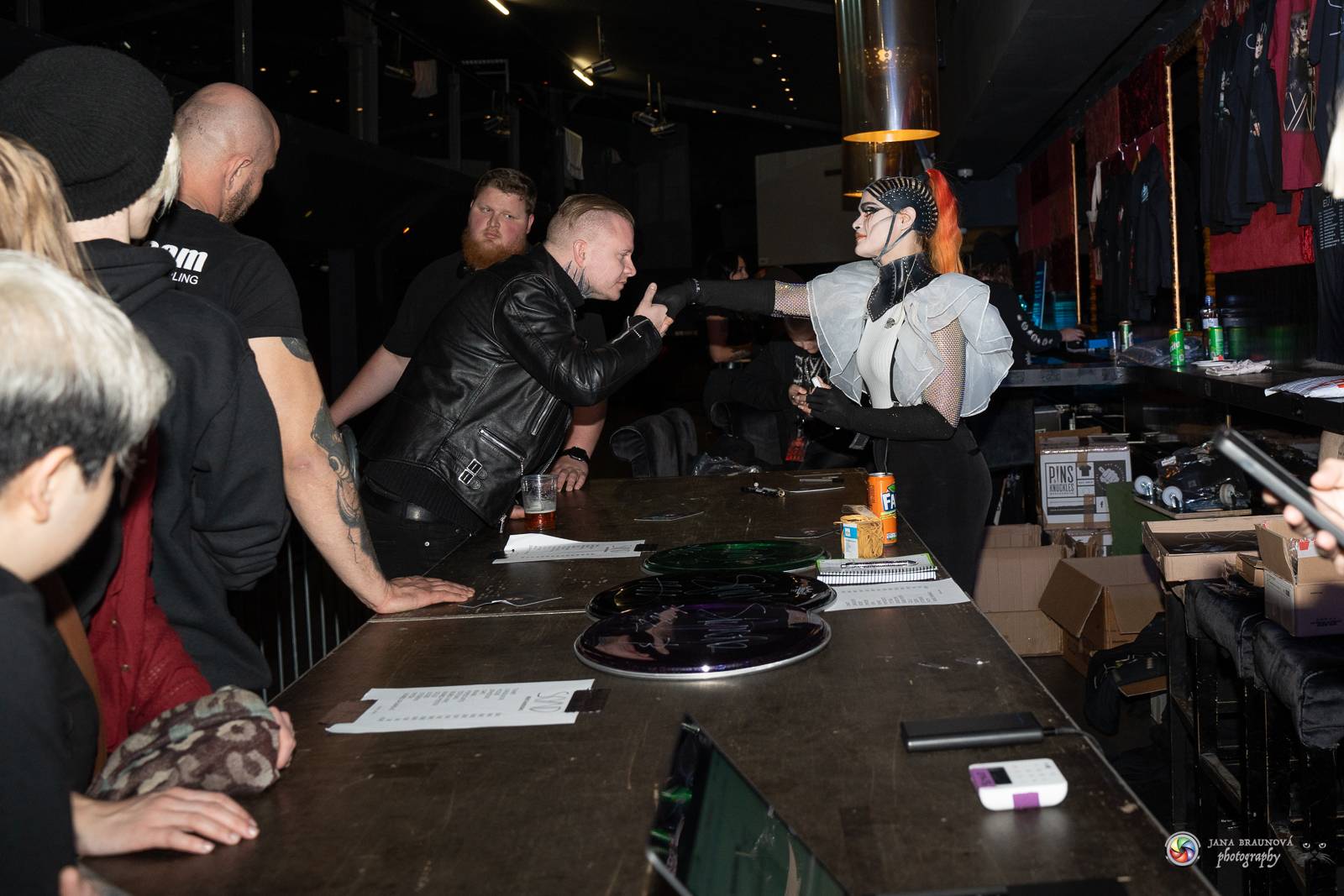 Dramatický, mrazivý i opředený záhadami. Takový byl koncert Skynd v pražském SaSaZu