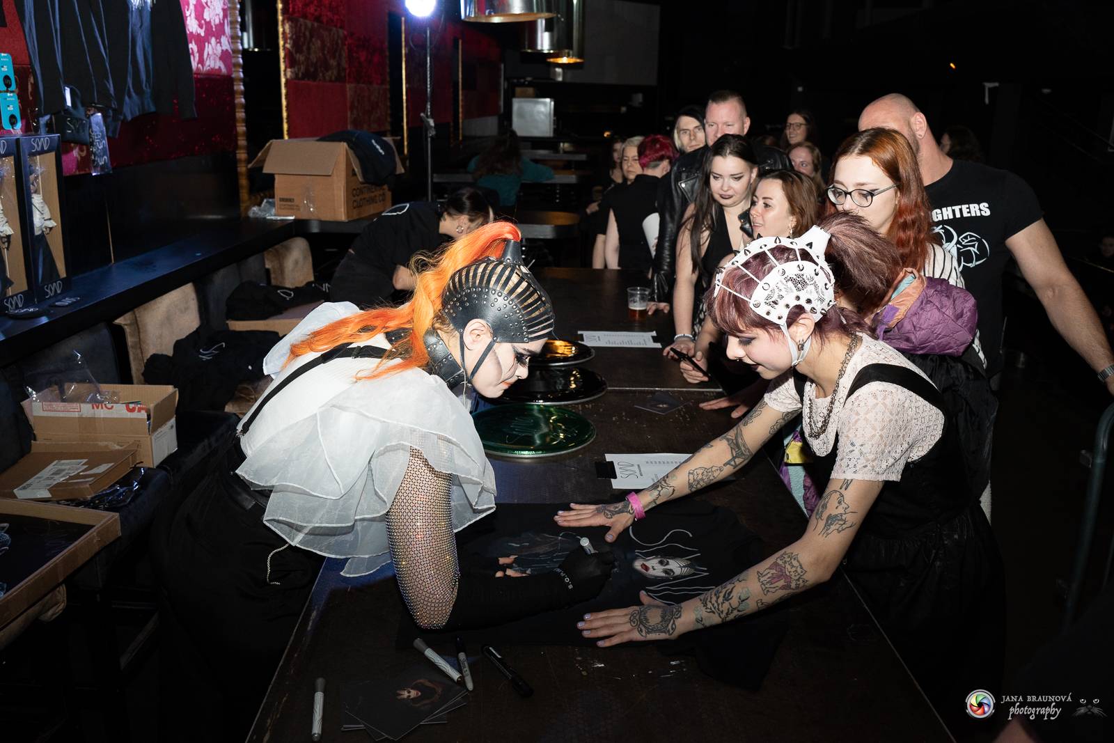 Dramatický, mrazivý i opředený záhadami. Takový byl koncert Skynd v pražském SaSaZu