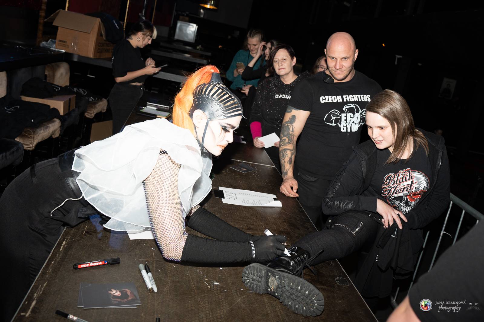 Dramatický, mrazivý i opředený záhadami. Takový byl koncert Skynd v pražském SaSaZu