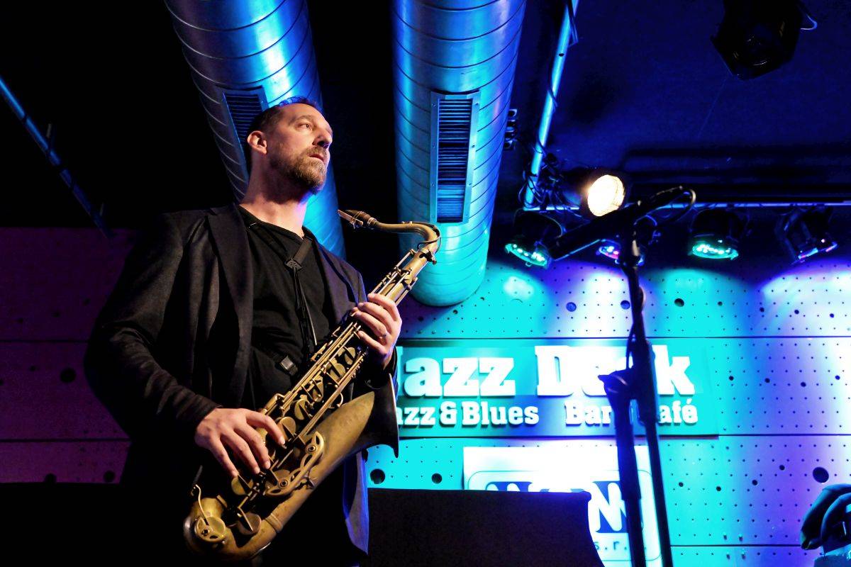 Brian Charett s Ondřejem Štveráčkem a Danielem Šoltisem zahráli v Jazz Docku mix funku, jazzu i elektronických zvuků