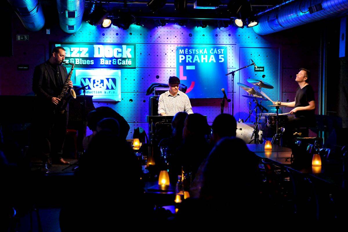 Brian Charett s Ondřejem Štveráčkem a Danielem Šoltisem zahráli v Jazz Docku mix funku, jazzu i elektronických zvuků