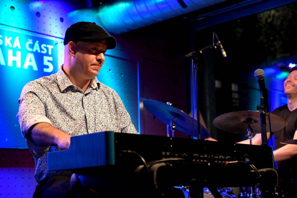 Brian Charett s Ondřejem Štveráčkem a Danielem Šoltisem zahráli v Jazz Docku mix funku, jazzu i elektronických zvuků