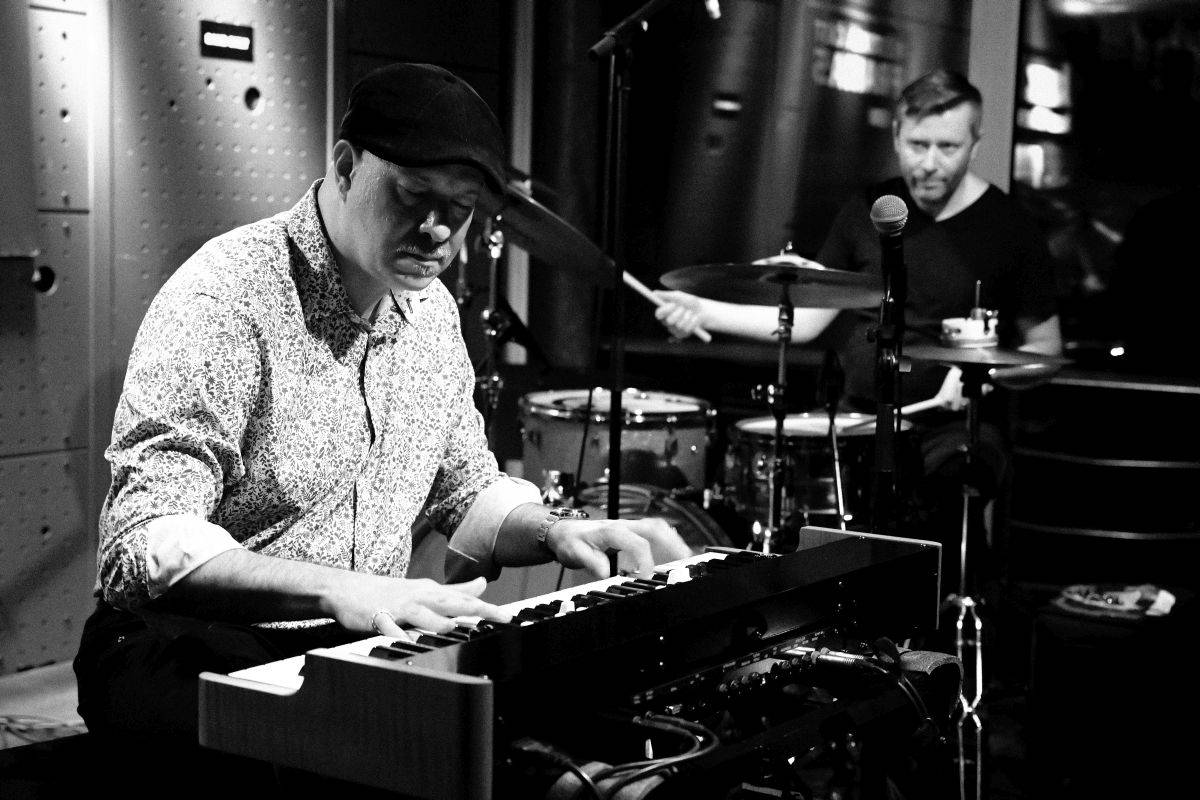 Brian Charett s Ondřejem Štveráčkem a Danielem Šoltisem zahráli v Jazz Docku mix funku, jazzu i elektronických zvuků