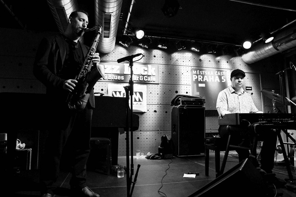 Brian Charett s Ondřejem Štveráčkem a Danielem Šoltisem zahráli v Jazz Docku mix funku, jazzu i elektronických zvuků