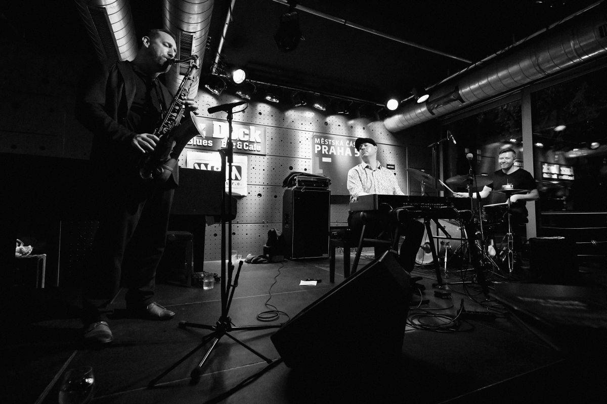 Brian Charett s Ondřejem Štveráčkem a Danielem Šoltisem zahráli v Jazz Docku mix funku, jazzu i elektronických zvuků