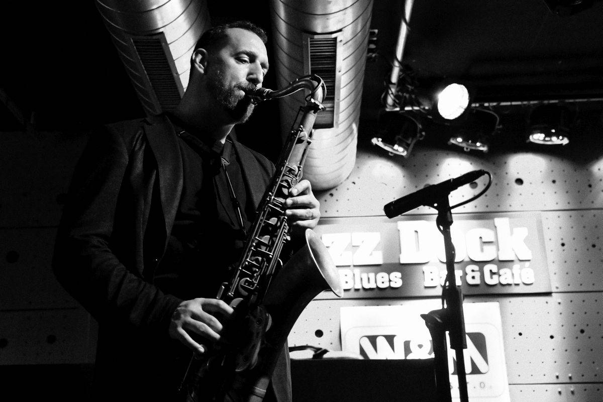 Brian Charett s Ondřejem Štveráčkem a Danielem Šoltisem zahráli v Jazz Docku mix funku, jazzu i elektronických zvuků